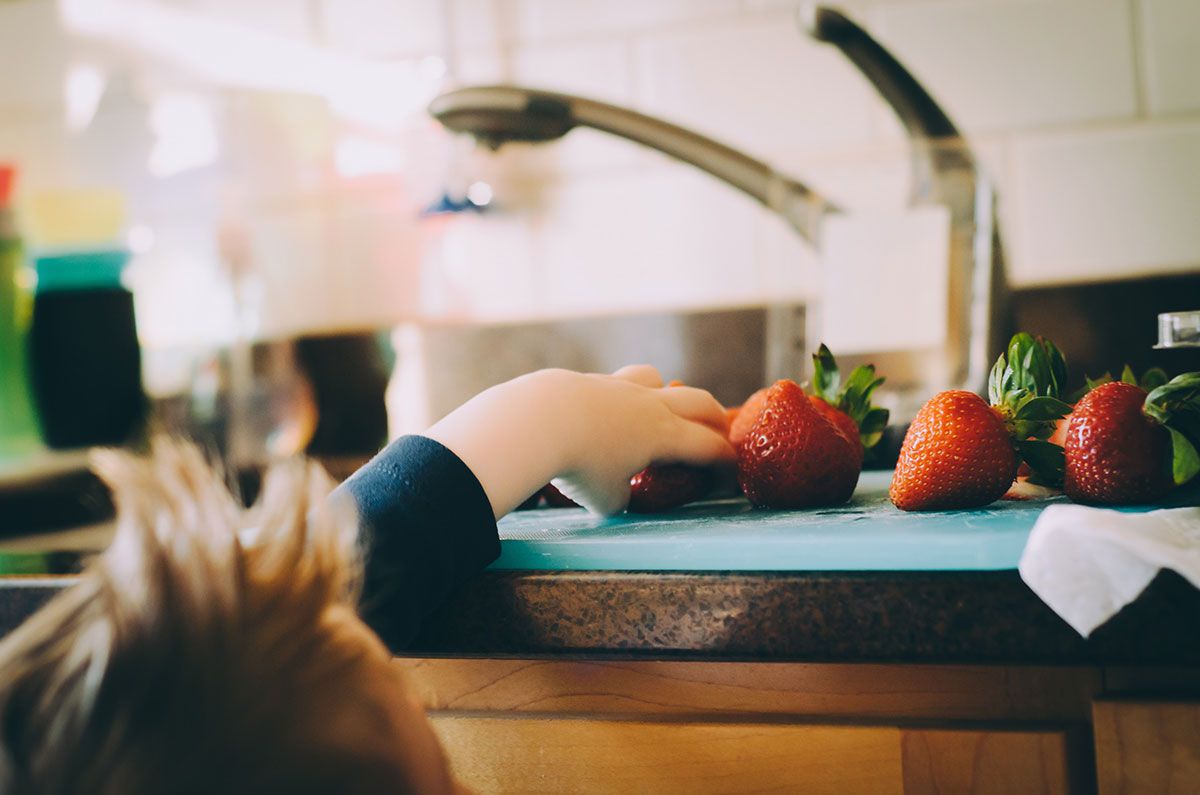 criança_pega_fruta mão de criança pegando fruta