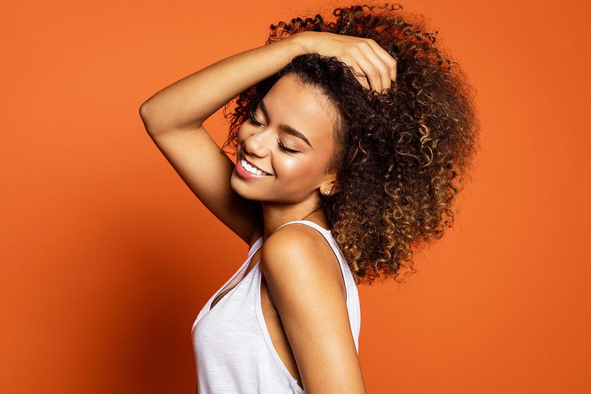 mulher_cabelo1_crespo.jpg Mulher com cabelo crespo com mechas