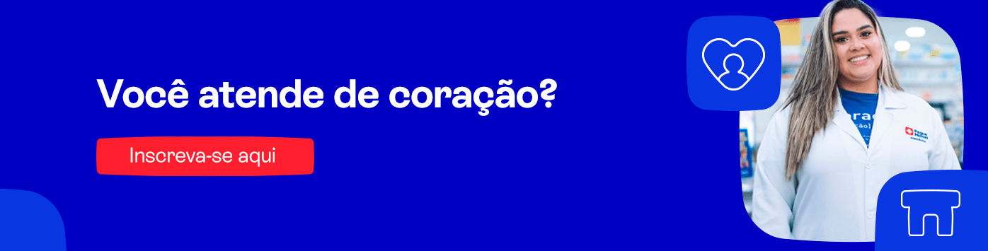 Banner com fundo azul e o texto principal: "Você atende de coração?". À direita, há a imagem de uma mulher, adulta, usando jaleco branco da Pague Menos, cabelos loiros e compridos, sorrindo em frente às prateleiras da farmácia. A cena transmite acolhimento, cuidado e empatia no atendimento ao cliente. Abaixo, aparece um botão vermelho com o texto "Clique aqui e faça o seu cadastro.
