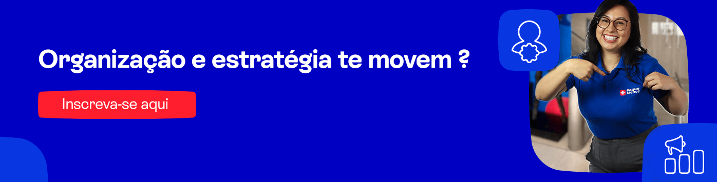 Banner com fundo azul e o texto principal: "Organização e estratégia te movem?". À direita, está a imagem de uma mulher, adulta, usando uniforme azul da Pague Menos e óculos, sorridente e fazendo gesto apontando para a logo da Pague Menos na camisa. Ela está em um ambiente interno corporativo, remetendo à área administrativa e estratégica. Abaixo, um botão vermelho com o texto "Clique aqui e faça o seu cadastro.
