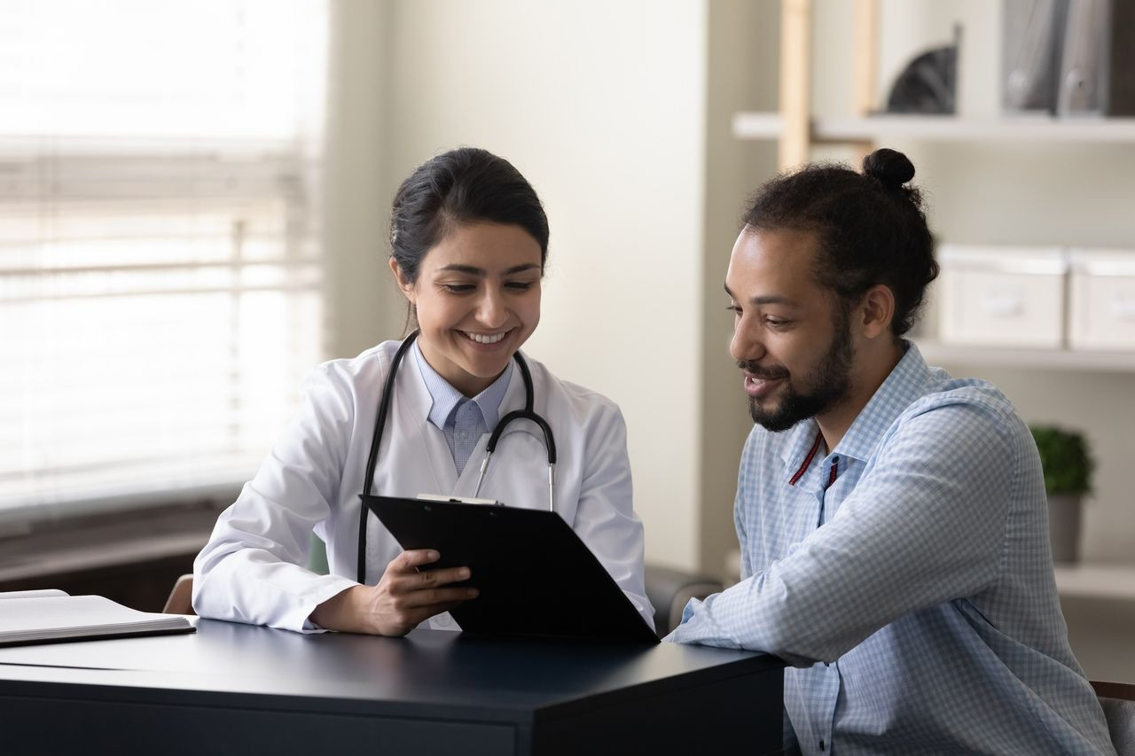 O médico auxilia na manutenção da saúde mental aliada a prática de atividades físicas.