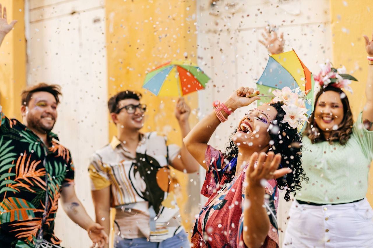 Grupo de amigos celebra o carnaval.