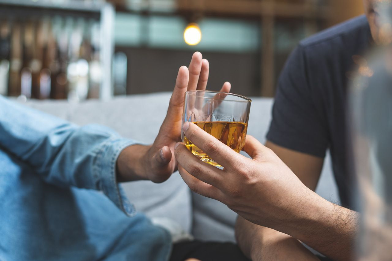 Não aceite bebidas de desconhecidas.