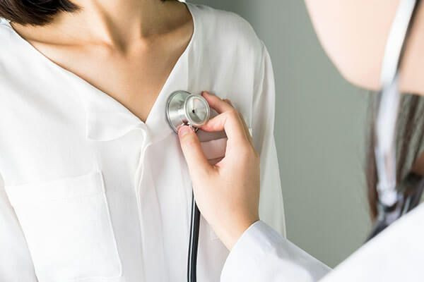 mulher fazendo exame no cardiologista para diagnosticar prolapso da válvula mitral