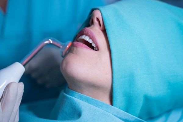 Mulher em procedimento estético com terapia de ozônio.